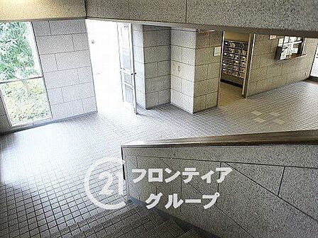 開放感のある大きな窓から自然光が差し込む、明るく清潔感に満ちたロビー空間です。シンプルながらも洗練された内装が心地よく、コンシェルジュサービスなどの充実したサポートを期待させる安心感があります
