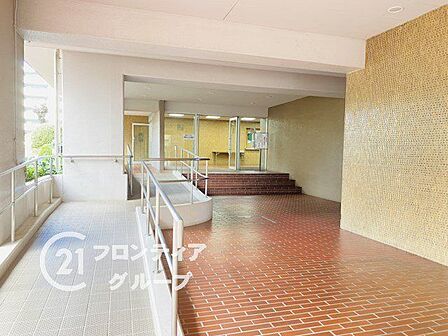 広々とした落ち着きあるロビー空間です。日常の掃除や手入れが行き届いており、日勤管理の安心感があります。