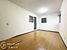 寝室：主寝室としてもご利用いただける落ち着いた雰囲気の居室です。プライベートな時間を快適に過ごせるリラックス空間となっています。