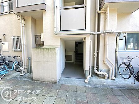 プライバシーに配慮した設計が施されており住まう人を優しく迎え入れる落ち着いた空間です シンプルながらも品格を感じさせる佇まいは毎日の帰宅時間をより豊かで特別なものに変えてくれます