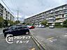駐車場：敷地内にゆとりを持って確保された駐車場は、お車での外出をより快適にします。忙しい朝もスムーズに出発できます