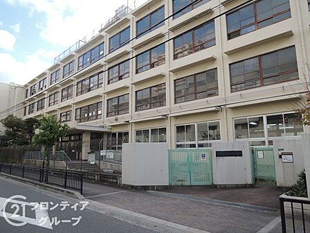 大東市立住道南小学校 徒歩12分。 950m
