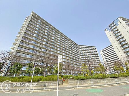 堂々とした佇まいが安心感を与える、管理体制の良さを伺わせる大規模マンションです。