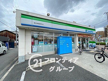 ファミリーマート関目高殿駅西店 徒歩2分。 160m