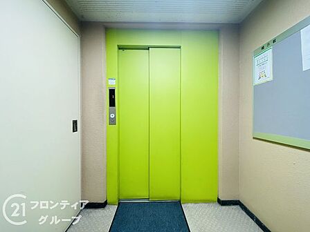 無駄のないシンプルなデザインでまとめられた機能的な共有廊下!プライベートへの切り替えを穏やかに促してくれる静寂に満ちた空間です!
