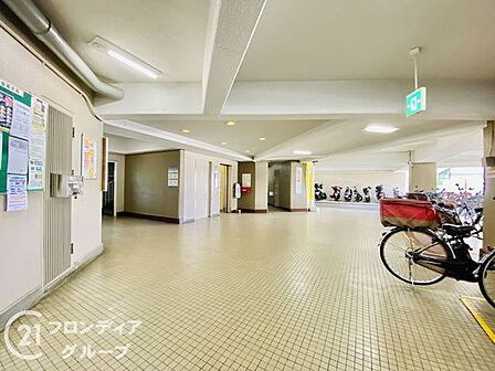 明るい光が差し込む広々としたロビーは清潔感あふれる空間ですね!すっきりと片付いたフラットなフロア設計が、毎日の移動をスムーズで快適なものへと心地よくエスコートしてくれます