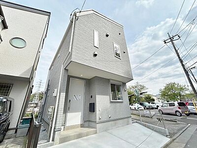 外観：緑に彩られた街区に現出する建物は、ここに住まう方々へ余すこと無く太陽の恵みを届けられるように計画・設計されております。