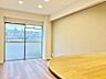 リビング/ダイニング：造りこんだ空間演出の妙が生み出す光と質のハーモニーはこの住宅のクオリティの良さを実感させてくれます。