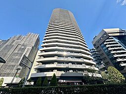 ふとした瞬間に見上げた本邸宅の外観は、そのまま空に手が届きそうな美しいラインが印象的な外観美。