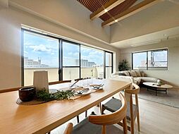 造りこんだ空間演出の妙が生み出す光と質のハーモニーはこの住宅のクオリティの良さを実感させてくれます。