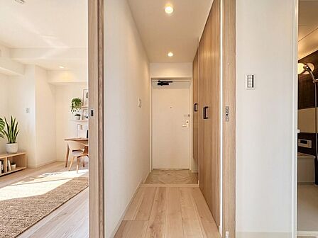 【配置してある家具や小物はCGによるイメージです。】【Entrance】玄関