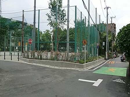 谷戸運動公園まで約286m
