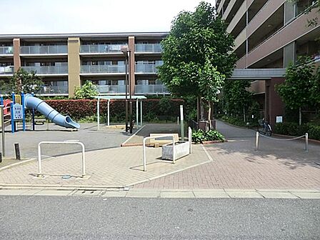早実グラウンド記念公園まで約303m