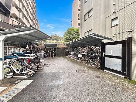 「AI加工により、空を晴天にしております」【Bicycle parking area】駐輪場