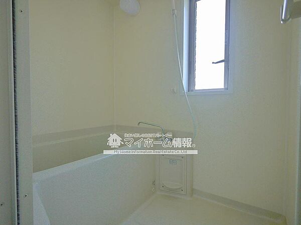 画像6:小窓付きで風通しも良いバスルーム