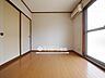 室内：木目調のフロアが落ち着いた雰囲気を生み出します♪