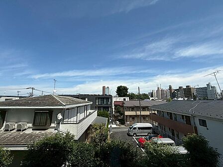 リビング内カウンターからの眺望、3階住戸ですが眺望良好です。キャロットタワーも見えます。
