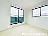 室内：【洋室】大きな窓からたっぷりと陽光が注がれる明るいお部屋です