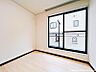 室内：【洋室】大きな窓からたっぷりと陽光が注がれる明るいお部屋です。