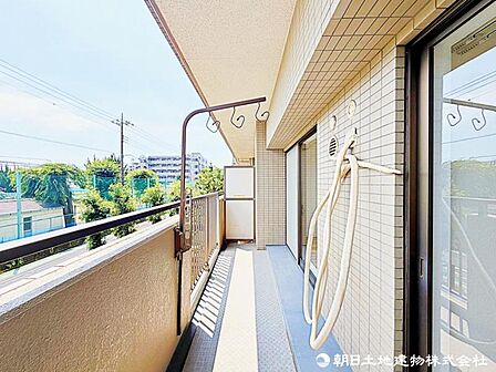 【バルコニー】陽当りの良いバルコニー、お洗濯ものや布団を干したりするのに十分なスペースです。