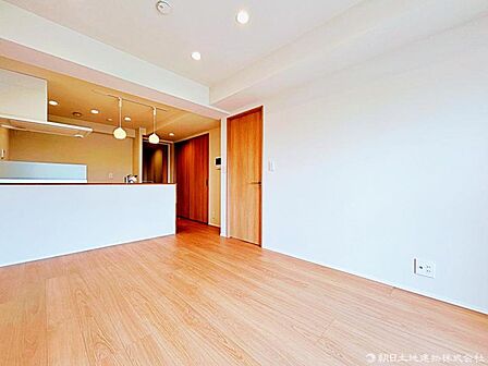 【リビング】12.3帖のLDKは家族が自然と集まる居心地の良い空間。