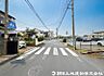 その他：【前面道路】車のすれ違いも無理なくできる前面道路。