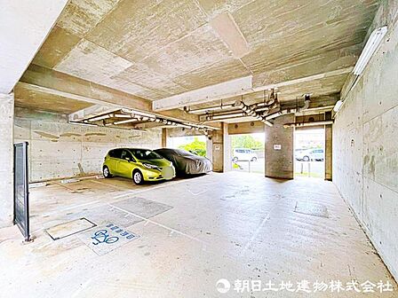 【駐車場】敷地内に設置された立体駐車場が大切な愛車を守ってくれます。