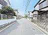 外観：【前面道路】開放感あるこの道が暮らしに余白をくれる。