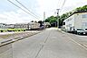 外観：【前面道路】車のすれ違いも無理なくできる前面道路。