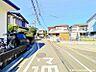 外観：【前面道路】開放感あるこの道が暮らしに余白をくれる。
