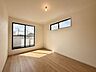 寝室：〈7.8帖〉※WIC含むバルコニーに面した明るい洋室が気分をリラックスさせます♪