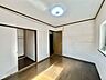 洋室：〈6帖〉シンプルな洋室は使い勝手もよく趣味部屋としてもお使いいただけます。