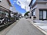 外観：前面道路幅員約4ｍ！車通りはあまりないので、車の出し入れはさほど困らないと思います！