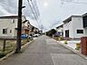 外観：前面道路幅員約6ｍ！車通りはあまりないので、車の出し入れはさほど困らないと思います！