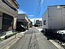 外観：交通量が少なく、お子さまがいらっしゃるご家庭にも安心！駐車の際も慌てずに落ち着いて停められます◎