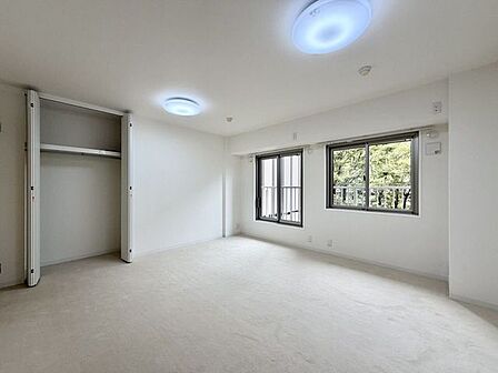 〈9.5帖〉直射日光が入らない北側のお部屋は、一日中安定した光が入り、主寝室として快適な場所となりそうです♪