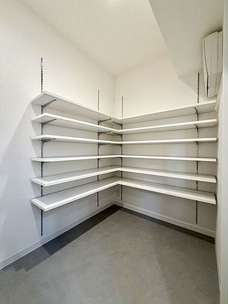 〈パントリー:2.4帖〉可動棚付きの収納は、食品庫としてだけではなく、災害時の備蓄庫としても利用できます。