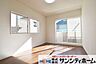 室内：穏やかな光が差し込む室内には、穏やかな時間が流れます。休日には、落ち着いた空間で自分の趣味を楽しむのはいかがですか。