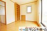 子供部屋：ベッドや学習机を置いても十分な広さがございます。