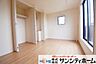 室内：充分な広さの収納を備え、採光良好な洋室は、快適空間。プライベートの時間もゆったりお寛ぎ頂けそうです。