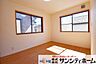 子供部屋：ベッドや学習机を置いても十分な広さがございます。