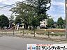 周辺：三角公園 徒歩5分。 400m