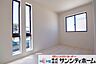 室内：お部屋によって窓の配置や大きさが異なります。個性的かつ採光も考えられた設計です。