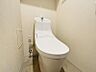 トイレ：トイレには吊戸棚がついているので衛生用品や掃除道具をしまっておけます☆