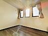 室内：洋室4部屋はいずれも5帖以上の広さがございます。