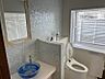 トイレ：トイレ内に洗面器があるので、すぐに手を洗うことができて衛生的です。