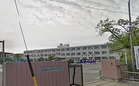 新川中学校まで 2200m 徒歩約28分●郊外学習や地域活動・交流会などが行われているそう。部活動は美術・ソフトボール・剣道・バスケットボール・ソフトテニス・野球・卓球など。