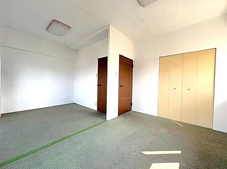 こちらももともと2部屋でしたが、壁をなくして約11帖の広さを確保しました。