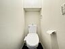 トイレ：トイレも背面に戸棚があり、トイレットペーパーなどを保管できます。