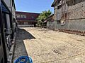 東から